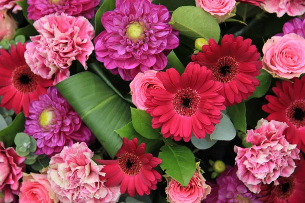 Florales Hochzeitsarrangement Verschiedenen Rosa Und Lila Tönen — Stockfoto