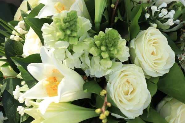 白色婚纱 白色的大百合花和玫瑰 图库图片