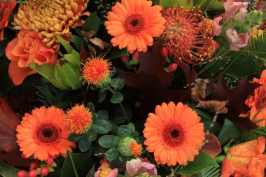 Sonbahar renkli çiçek aranjmanı turuncu ve kahverengi