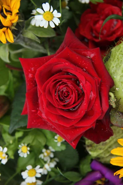Μεγάλο Κόκκινο Τριαντάφυλλο Ένα Μικτό Μπουκέτο Τριαντάφυλλου Στολίδι Γάμου — Φωτογραφία Αρχείου