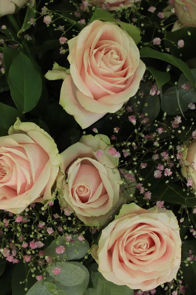 Brautstrauß Große Zarte Pastellrosa Rosen Und Verschiedene Arten Grüner Dekoration — Stockfoto