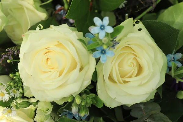 Arranjo Flor Misto Várias Flores Brancas Azuis Casamento — Fotografia de Stock