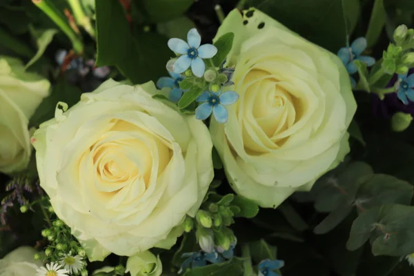 Arranjo Flor Misto Várias Flores Brancas Azuis Casamento — Fotografia de Stock