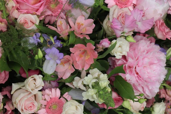 Arreglo Floral Mixto Varias Flores Diferentes Tonos Rosa Púrpura Para —  Fotos de Stock