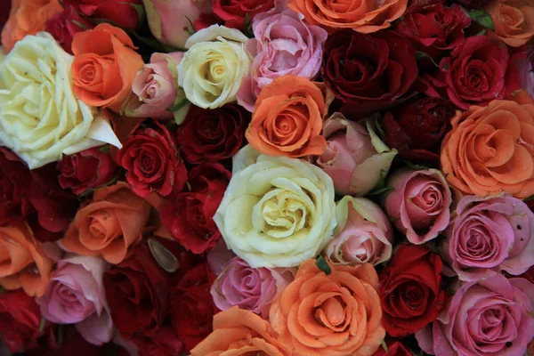 Variatie Van Oranje Rode Roze Rozen Een Bruiloft Bloemstuk — Stockfoto