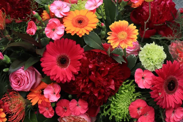 混合花序 結婚式のための異なる色の様々な花 — ストック写真