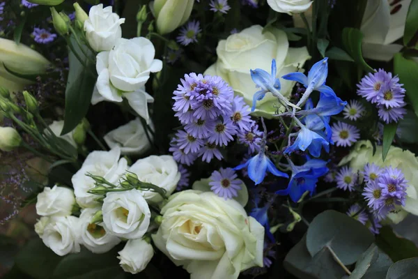 Gemengd Bloemstuk Diverse Witte Blauwe Bloemen Voor Een Bruiloft — Stockfoto