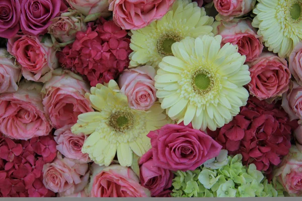 Arranjo Flores Casamento Amarelo Rosa — Fotografia de Stock