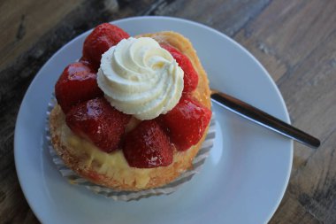 Taze çilek şekerlemesi, dışarıda, masanın üstünde.