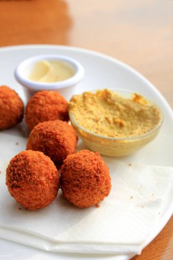 Hardallı Bitterballen, Hollanda 'da servis edilen kızarmış atıştırmalık.