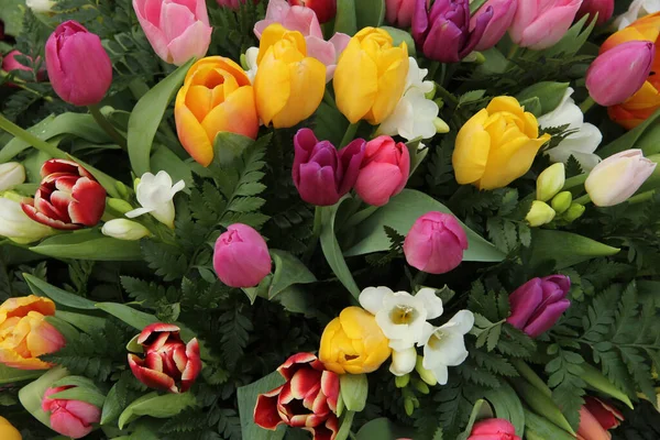 Gemischter Frühlingsstrauß Mit Tulpen Verschiedenen Leuchtenden Farben — Stockfoto