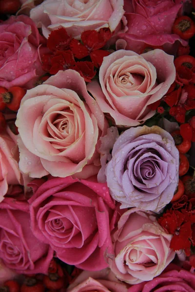 Arreglo Floral Nupcial Varios Tonos Rosa Púrpura Mezclado Con Bayas — Foto de Stock