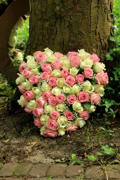 Coração Forma Flores Simpatia Perto Uma Árvore Cemitério — Fotografia de Stock