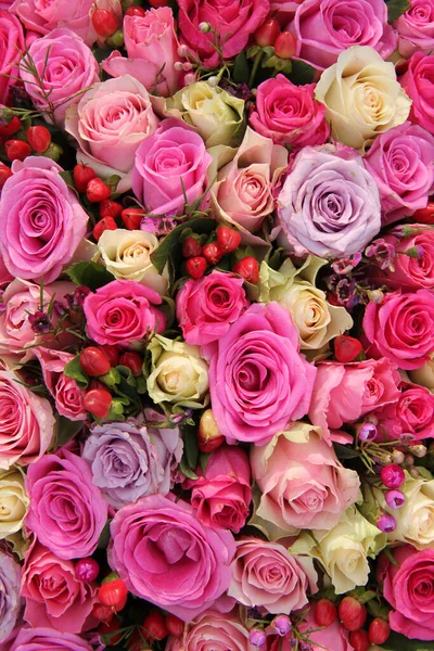 Διάφορες Αποχρώσεις Των Ροζ Τριαντάφυλλων Ένα Στολίδι Γάμου — Φωτογραφία Αρχείου