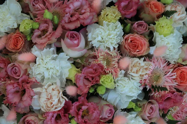 Rosa Och Vitt Bröllop Mittpunkt Olika Blommor Och Fjädrar Rosa — Stockfoto