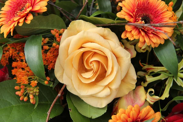 Gelbe Orangefarbene Rose Einem Gemischten Blumenarrangement Stockbild