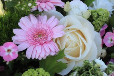 Pembe ve beyaz karışık çiçek aranjmanı güller ve gerberalar.