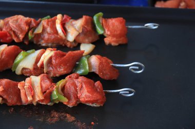 Izgarada çivili çeşitli et çeşitleri