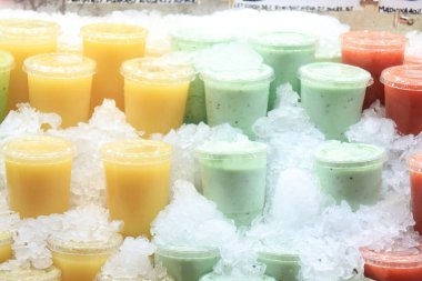 Barcelona, İspanya - 30 Eylül 2019: Barcelona 'daki Boqueria pazarında buzlu taze meyve püresi