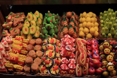 Barselona, İspanya - 30 Eylül 2019: Barcelona 'daki Boqueria pazarında tüm renk ve tatlarda badem ezmesi ve biblolar sergilendi