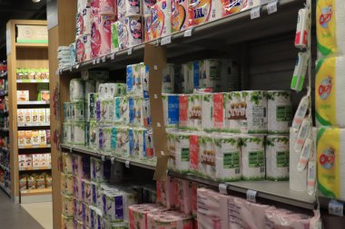 Marsilya, Fransa, 25 Eylül 2019: Fransız süpermarkında çeşitli tuvalet kağıdı markaları