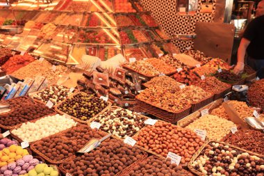 Barselona, İspanya - 30 Eylül 2019: İspanya 'nın Barcelona kentindeki La Boqueria pazarında çeşitli çikolatalar