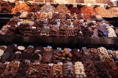 Barselona, İspanya - 30 Eylül 2019: İspanya 'nın Barcelona kentindeki La Boqueria pazarında çeşitli çikolatalar