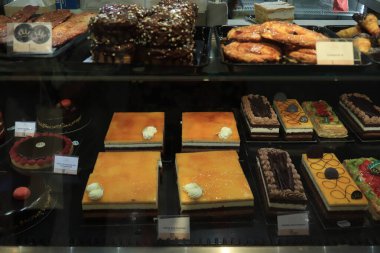 Barselona, İspanya - 30 Eylül 2019: Lüks bir süpermarkette sergilenen lüks şekerlemeler. Etiketler üzerine metin: İspanyolca ürün bilgisi. Turta, çikolata ve ahududu.