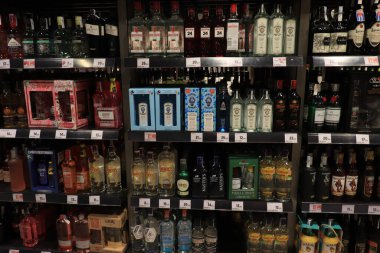Barselona, İspanya - 30 Eylül 2019: Şişelerde alkollü içecekler bulunan içki dükkanı. Etiketler: İspanyolca fiyat ve ürün bilgileri