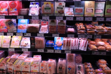 Barselona, İspanya - 30 Eylül 2019: Lüks bir süpermarketin kasap bölümünde önceden paketlenmiş et parçaları sergileniyor. Etiketler: Ürün bilgileri İspanyolca, fiyatlar avro.