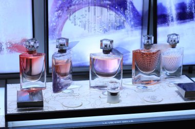 Barselona, İspanya - 30 Eylül 2019: Barcelona 'da lüks bir mağazada Lancome parfümleri