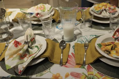 Barselona, İspanya - 30 Eylül 2019: Bir ev dekorasyon dükkanında sergilenen çanak çömlek ve sofra takımı