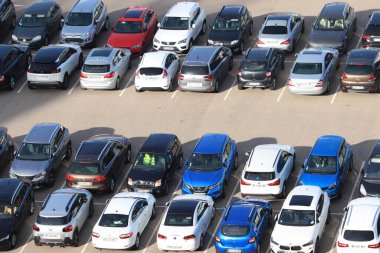 Marsilya, Fransa - 25 Eylül 2019: gemi terminali yakınlarındaki bir otoparkta arabalar