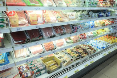 Savona, İtalya - 26 Eylül 2019: Bir süpermarketteki farklı türde makarna ve gnocchi. Etiketler üzerine metin: İtalyanca ürün bilgileri, Euro cinsinden fiyatlar.