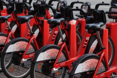 Barselona, İspanya - 28 Eylül 2019: Barcelona, İspanya şehir merkezine park edilmiş kırmızı kiralık bisikletler. Çevresel sürdürülebilir ulaşım.