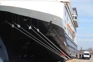 IJmuiden, Hollanda - 15 Haziran 2020: MS Zaandam Felison Terminali 'nde Hollanda Amerika Hattı tarafından işletiliyor. HAL, Covid 19 nedeniyle tüm seferleri iptal etti