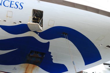 IJmuiden, Hollanda - 3 Temmuz 2020: Zümrüt Prenses, yiyecek ve bakım için Felison Terminali 'ne demirlemiş. Dünya çapındaki Covid 19 salgını yüzünden kullanım dışı.