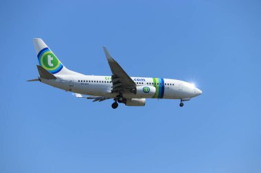 Amsterdam, Hollanda - 7 Ağustos 2020: Hollanda, Schiphol Amsterdam Havaalanı 'ndaki Polderbaan pistine son yaklaşma