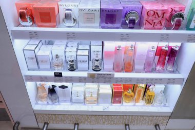 Amsterdam Schiphol Havaalanı, Hollanda - 24 Eylül 2019: Havaalanı alışveriş merkezindeki Bulgar ve Givenchy parfümleri