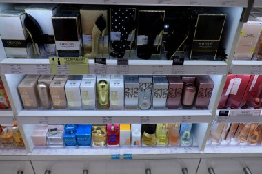 Amsterdam Schiphol Havaalanı, Hollanda - 24 Eylül 2019: Carolina Herrera havaalanı alışveriş merkezinde parfüm sıktı: İyi kız, kötü çocuk ve 212