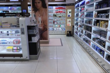 Amsterdam Schiphol Havaalanı, Hollanda - 24 Eylül 2019: Havaalanı alışveriş merkezinde farklı marka parfümler