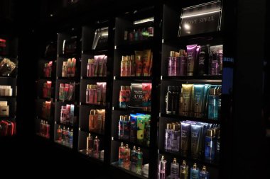 Amsterdam Havalimanı Schiphol, Hollanda - 24 Eylül 2019: Viktorias Secret bir havaalanı alışveriş merkezinde perakende satış mağazası, güzellik ürünleri