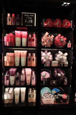 Amsterdam Havalimanı Schiphol, Hollanda - 24 Eylül 2019: Havaalanı alışveriş merkezi, duş ve banyo ürünlerinde Victorias Secret perakende mağazası