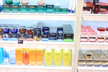 Amsterdam Schiphol Havaalanı, Hollanda - 24 Eylül 2019: Havaalanı alışveriş merkezinde farklı marka parfümler