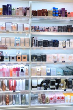 Amsterdam Schiphol Havaalanı, Hollanda - 24 Eylül 2019: Havaalanı alışveriş merkezinde farklı marka parfümler