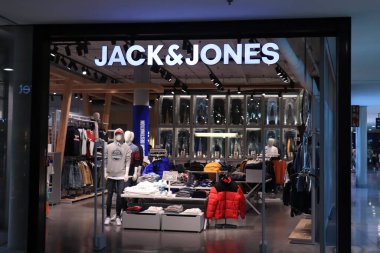 Barselona, İspanya - 29 Eylül 2019: Jack ve Jones Barcelona 'daki Maremagnum alışveriş merkezinden alışveriş yapıyorlar. Jack ve Jones, Avrupa 'da 1000' den fazla mağazası olan Danimarkalı bir giyim şirketi.