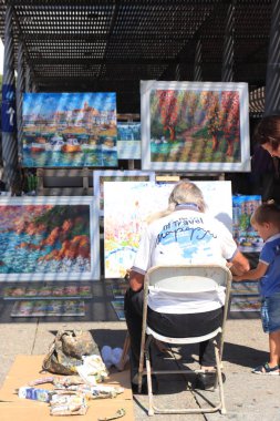 Barselona, İspanya - 29 Eylül 2019: Barcelona limanı yakınlarındaki sokakta resim sanatçısı