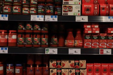 Barselona, İspanya - 30 Eylül 2019: Konserve domates soslu süpermarket koridoru. Etiketler: Ürün bilgileri İspanyolca, fiyatlar avro
