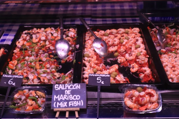 바르셀로나 스페인 2016 Boqueria Market 해산물 샐러드 태그에 Salpicon Marisco — 스톡 사진