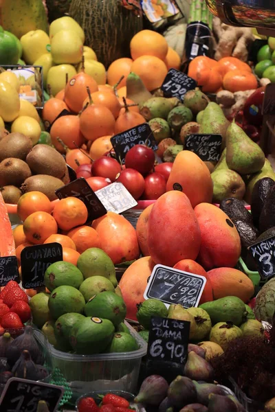 Barcelona Španělsko Září 2019 Barevné Ovoce Trhu Boqueria Různé Druhy — Stock fotografie